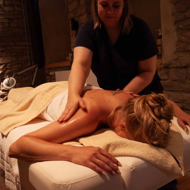 Rückenmassage im Wellness Bereich