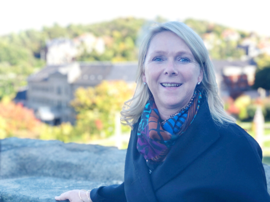 Suzann Heinemann vor dem Schlosshotel