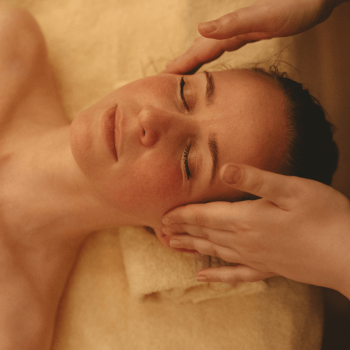 Gast geniesst wellness im schlosshotel