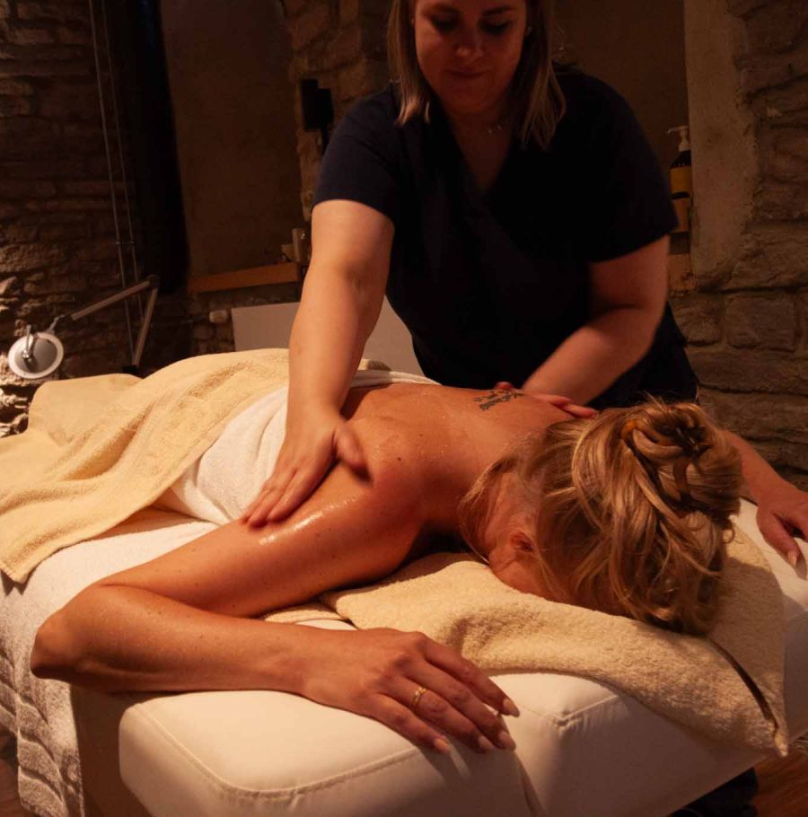 Rückenmassage im Wellness Bereich