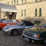 Oldtimer stehen vor dem Schlosshotel Blankenburg geparkt