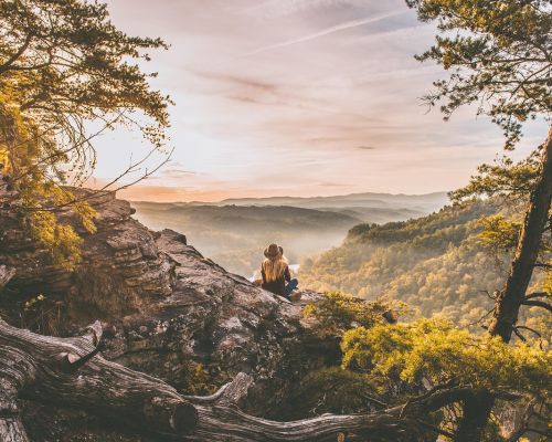 Frau auf einem Felsen sitzend