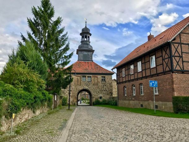 Eingangstor des Klostern mit Fachwerkgebäude