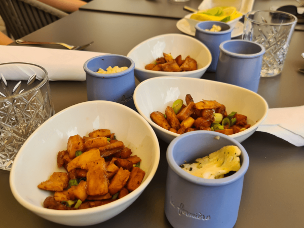 Vegane Speisen auf kleinen Schüsseln