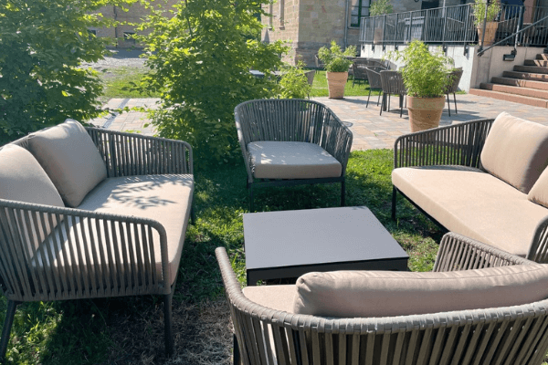 Loungemöbel im Garten unterhalb der Terrasse