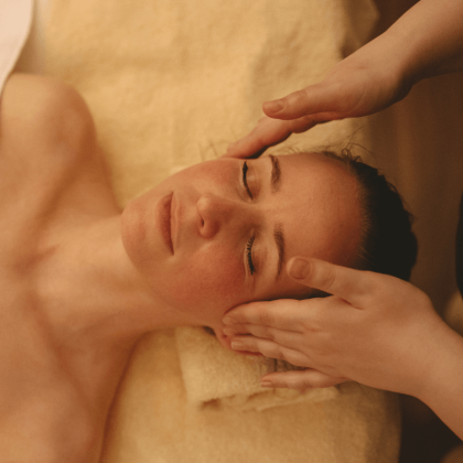 Wohltuende Kopfmassage im Schlosshotel Blankenburg – die perfekte Entspannung während eines Blütenurlaubs im Harz.