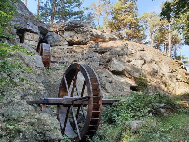 Alte Wassermühlen an einem Felsenhang