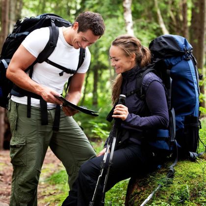 Pärchen beim Wandern im Harz