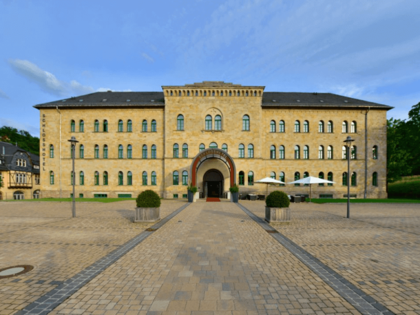 Totalansicht Vorderseite Schlosshotel mit Parkplatz