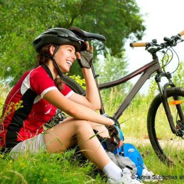 Fahrradfahrer bei einer Rast in der Natur