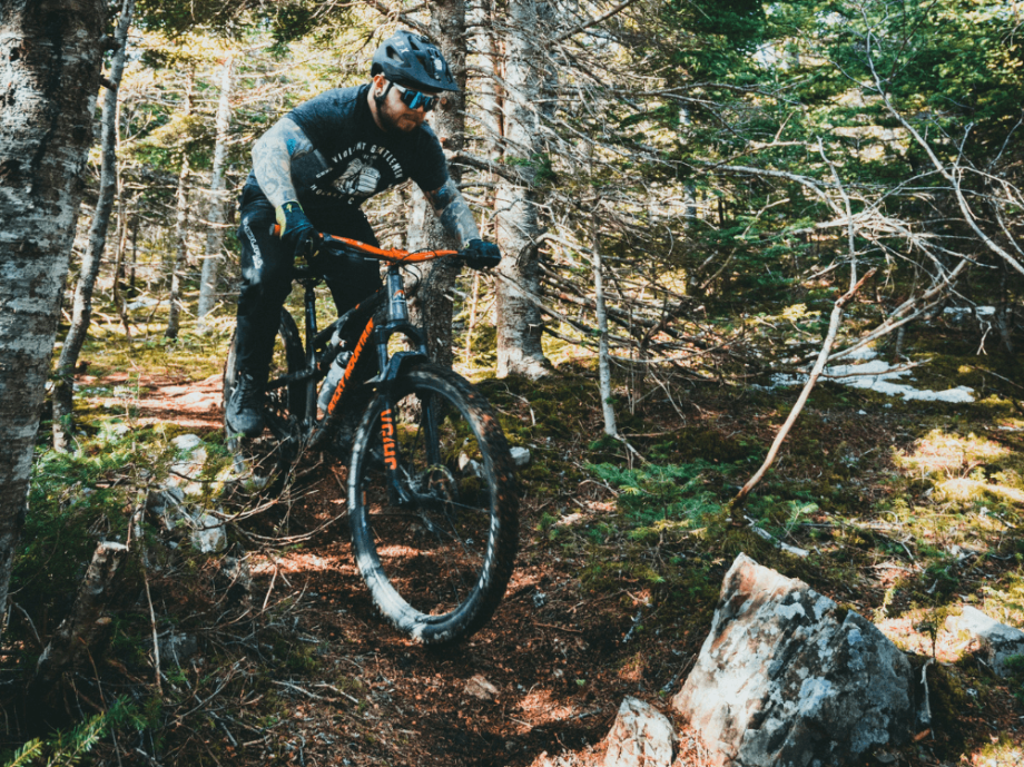 Downhill Radfahrer im Wald